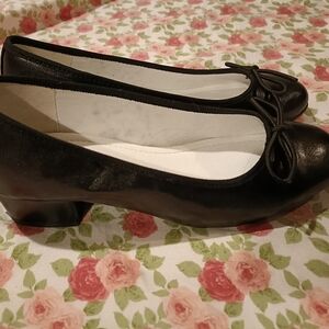 Ballet flat with kitten heel and bow